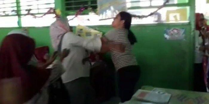 Guru dipukul orang tua di saat mengajar di kelas