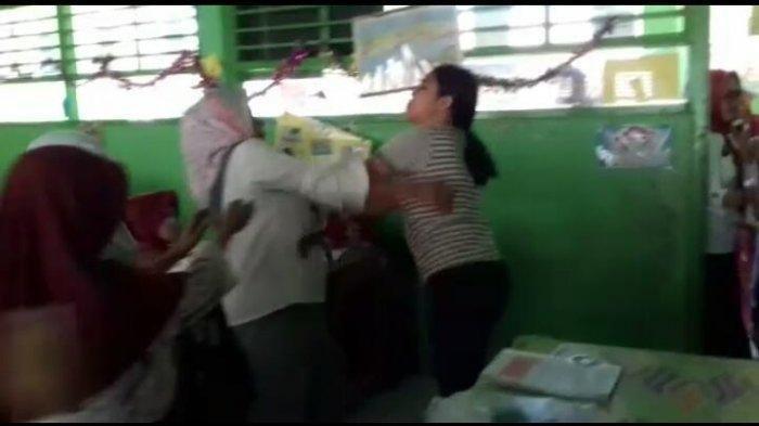 Guru dipukul orang tua di saat mengajar di kelas