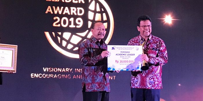 Prof. Khairurrijal (kanan) saat menerima penghargaan pemenang Academic Leader Award 2019 bidang Sains, di Jakarta, selasa (1/10/2019)