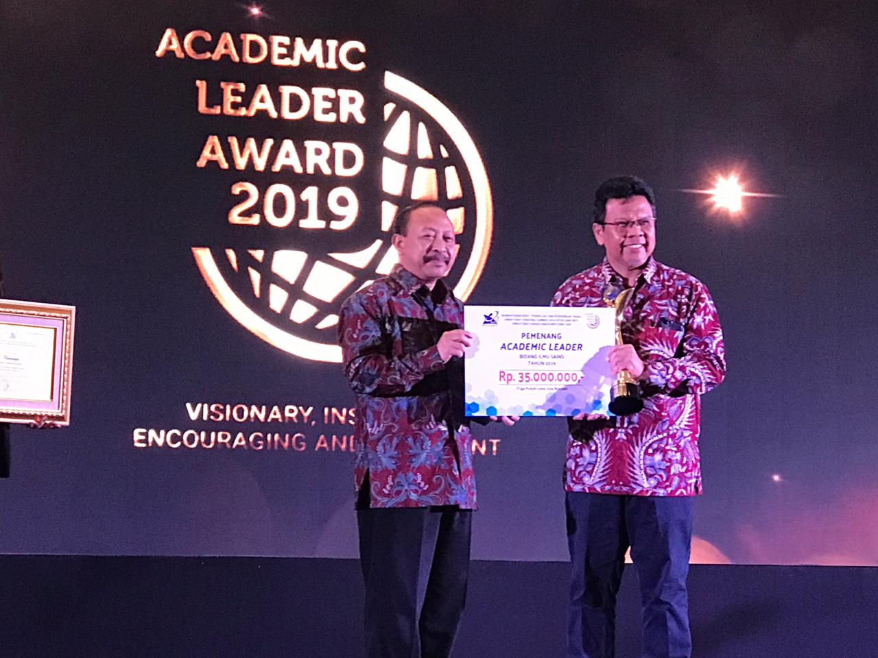 Prof. Khairurrijal (kanan) saat menerima penghargaan pemenang Academic Leader Award 2019 bidang Sains, di Jakarta, selasa (1/10/2019)