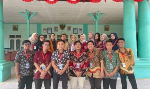 Foto Bersama Mahasiswa KKN UGJ Gintung Kidul, Kepala Desa Gintung Kidul dan Dosen Pembimbing Lapangan (DPL)