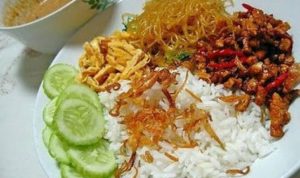 Nasi uduk bumbu kacang Ibu Tati