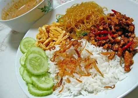 Nasi uduk bumbu kacang Ibu Tati